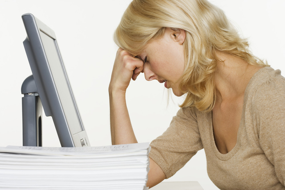 Em busca do nosso tempo perdido - Frustrated Woman at Computer With Stack of Paper (Foto: Corbis)