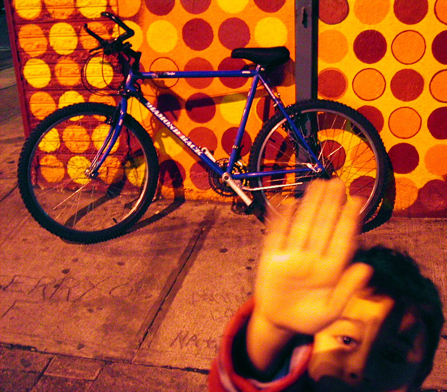 Fogo, pedra e fumaça - Orange Dots and Blue Bike + Hi-Five (Foto: Mo Riza)