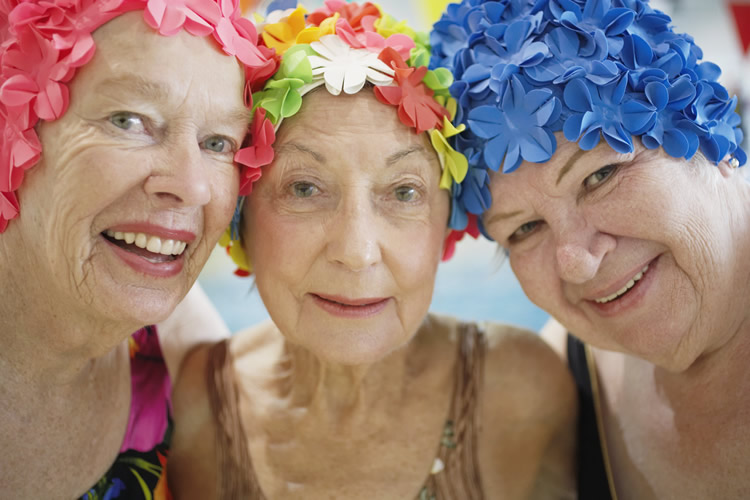 Aposentando as nadadeiras - Three older women in swim caps (Foto: Open Hearts/ Open Minds)