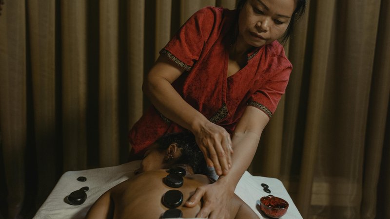 What Makes Lomi Lomi Massage So Unique and Effective - Meraki Spa Raipur
