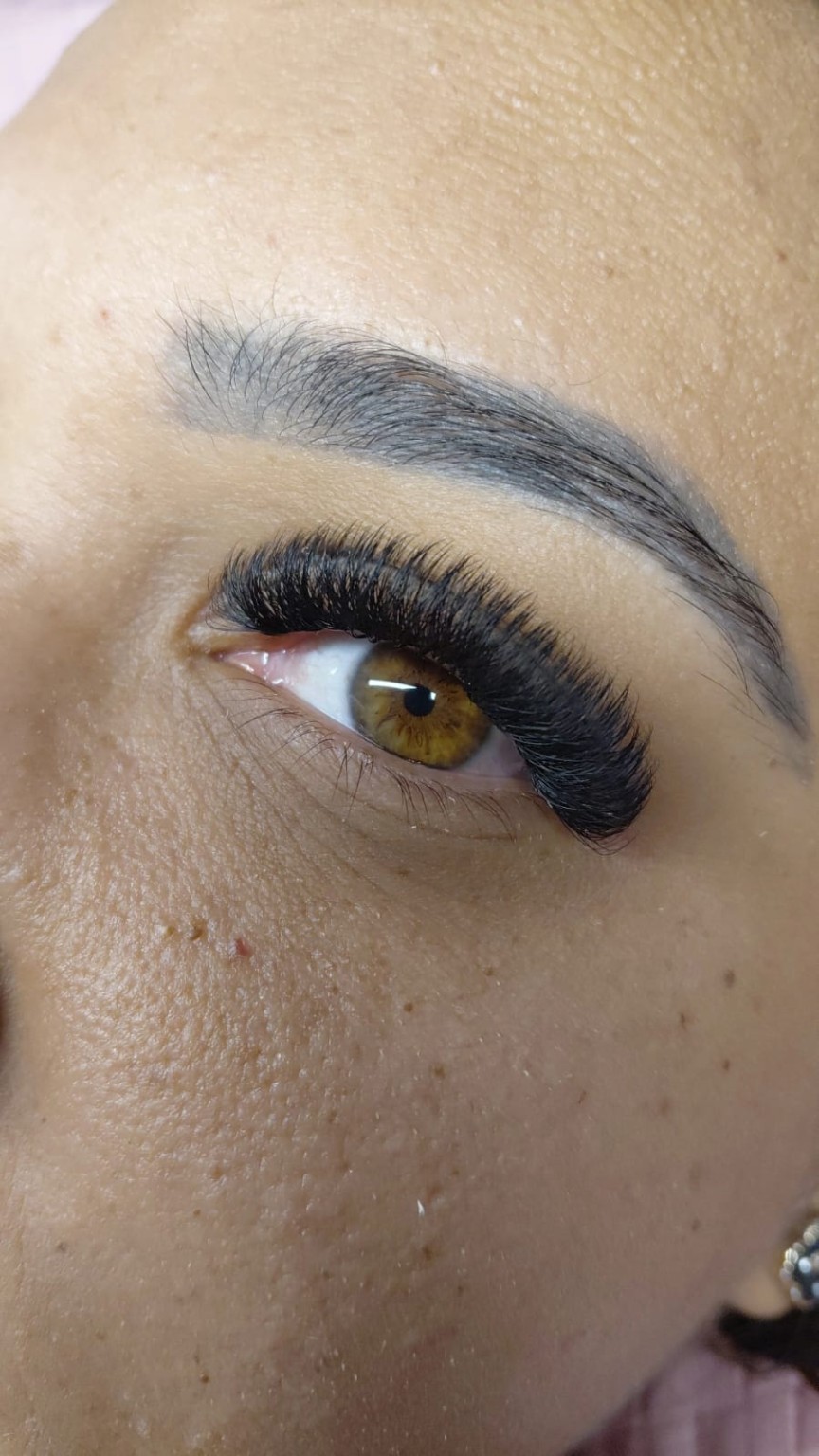 Trabalho de extensão de cílios realizado por Talita Souza