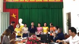 Thưởng nóng cho Giáo viên và học sinh có thành tích trong các kỳ thi cấp tỉnh, cấp huyện năm học 2020-2021