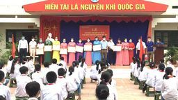 Hội khuyến học xã Hoàng Lương Phát thưởng cho Giáo viên và học sinh có thành tích năm học 2020-2021