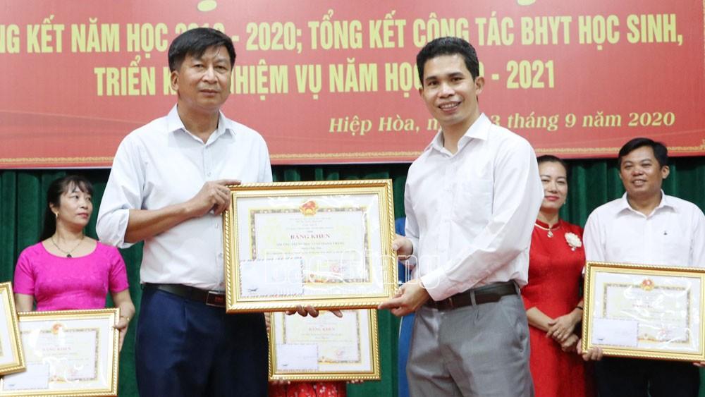 Chủ tịch UBND huyện Hoàng Công Bộ trao Bằng khen của Chủ tịch UBND tỉnh cho một số tập thể, cá nhân xuất sắc. Chủ tịch UBND huyện Hoàng Công Bộ trao Bằng khen của Chủ tịch UBND tỉnh cho một số tập thể, cá nhân xuất sắc.