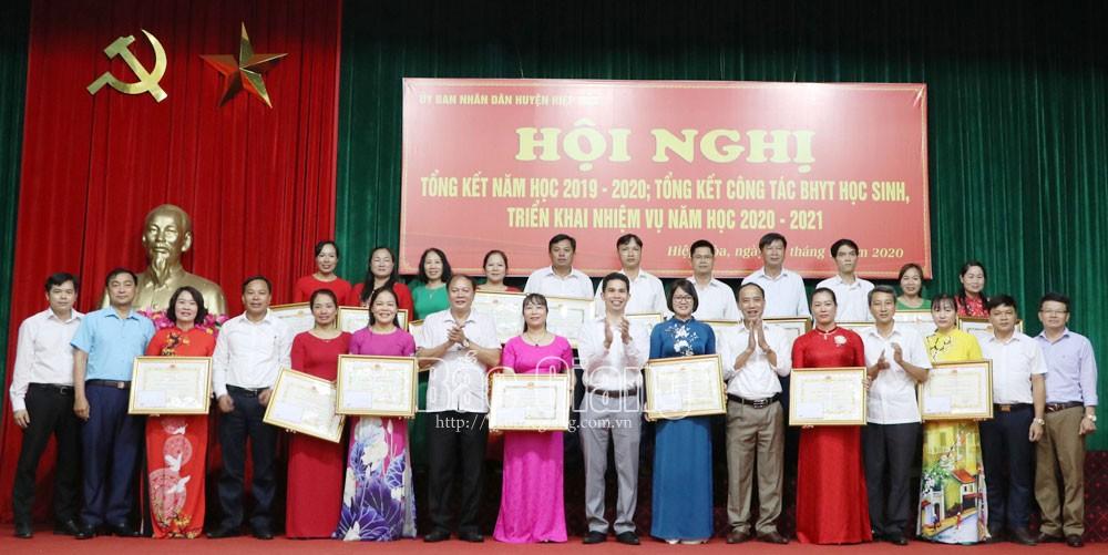 Nhiều tập thể, cá nhân đạt thành tích trong năm học 2019-2020 được khen thưởng. Nhiều tập thể, cá nhân đạt thành tích trong năm học 2019-2020 được khen thưởng.