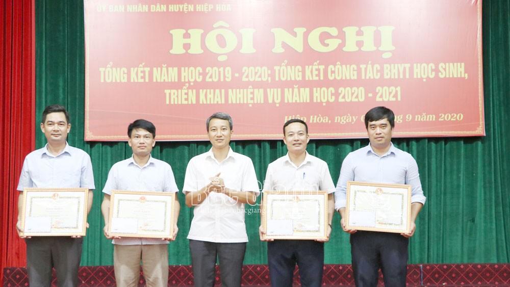 Lãnh đạo huyện Hiệp Hòa tặng Giấy khen cho đại diện các xã đạt kết quả cao trong phong trào GD&ĐT năm học 2019-2020. Lãnh đạo huyện Hiệp Hòa tặng Giấy khen cho đại diện các xã đạt kết quả cao trong phong trào GD&ĐT năm học 2019-2020.