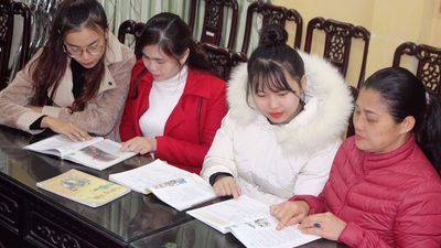 Hội đồng lựa chọn SGK Lớp 2 tại trường Tiểu học Tân Hồng