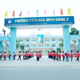 “Cùng con xếp hàng” tại trường Tiểu học Đình Bảng 2