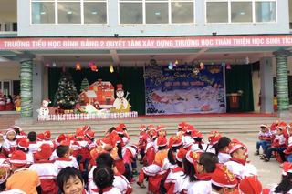 Cac_ban_hoc_sinh_truong_TH_dinh_bang_2_dang_ngoi_cho_ong_gia_Noel_21d0cd9ea6