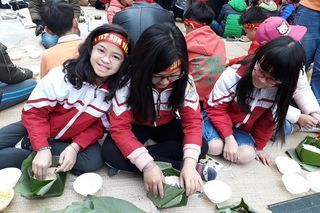 Cac_hoc_sinh_truong_TH_dinh_Bangr2_tx_Tu_Son_dang_trai_nghiem_tap_goi_banh_trung_4eea7d4b03