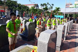 Co_va_tro_truong_TH_dinh_Bang_2_tx_Tu_Son_Dang_huong_tri_an_cac_anh_hung_liet_si_af1bab7f73