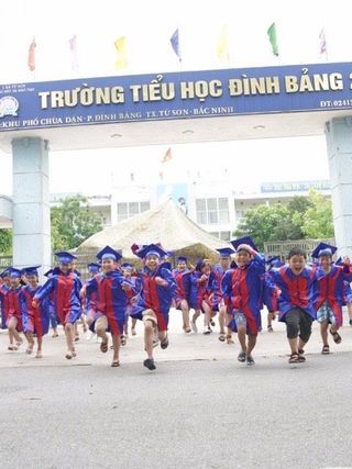 Cac_co_cau_hoc_tro_vui_mung_trong_ngay_Le_ra_truong