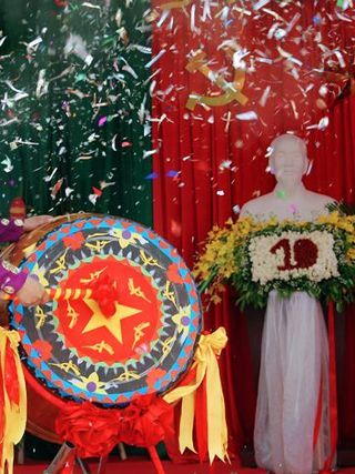 Tieng_trong_truong_vang_len_gion_gia_cua_co__Nguyen_Thi_Du-Bi_thu_CB__HT_Truong_TH_dinh_Bang_2