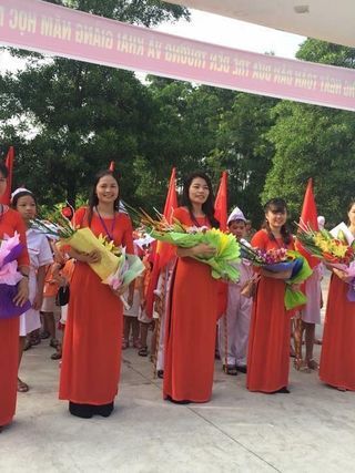 H_a_cac_co_giao_Khoi_1_va_cac_anh_chi_lop_lon_don_cac_em_vao_lop_1