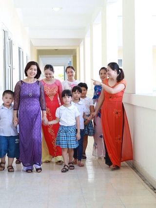 Hom_nay_em_toi_truong__Me_dat_tay_tung_buoc____H_a_cac_co_giao_dua_con_vao_tan_lop_hoc