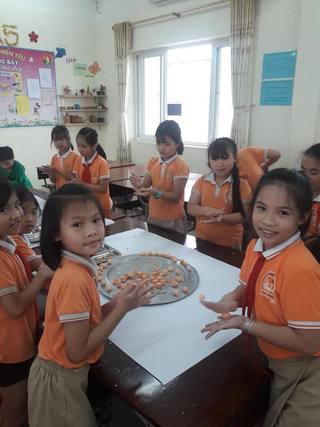 Hoc_sinh_TH_dinh_Bang_2_tx_Tu_Son_dang_tu_tay_lam_banh_troi_chay_856cf59579