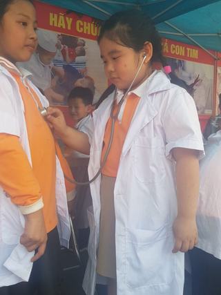 Trai_Nghiem_Em_tap_lam_Bac_si_cua_HS_truong_TH_dinh_Bang_2_tx_Tu_Son_1194800df9