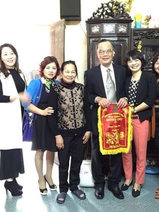 dai_dien_Cd_truong_THdB_2_den_chuc_Tho_bo_d_c_Huyen_tron_70_tuoi_3f11ec72f7