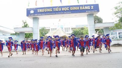 Các cô cậu học trò vui mừng trong ngày Lễ ra trường