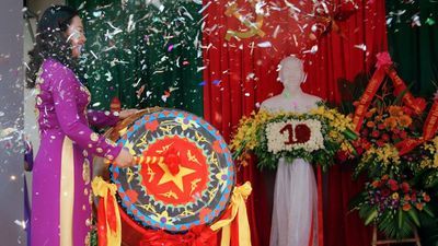 Tiếng trống trường vang lên giòn giã của cô  Nguyễn Thị Du-Bí thư CB, HT Trường TH Đình Bảng 2