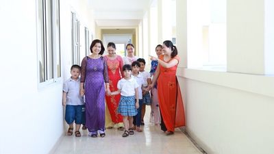 Hôm nay em tới trường. Mẹ dắt tay từng bước... H.ả các cô giáo đưa con vào tận lớp học