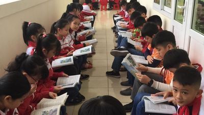 “Cùng con xếp hàng” tại trường Tiểu học Đình Bảng 2