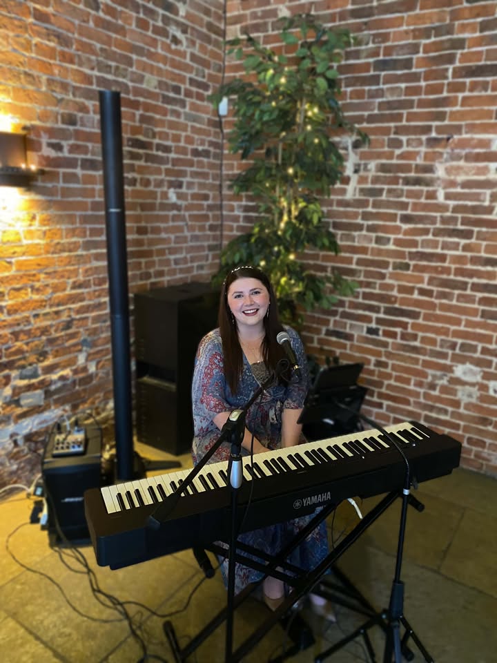 Kasia Howley performing live piano vocals at a wedding venue