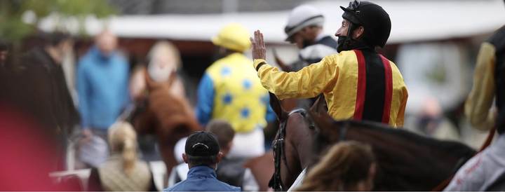 Jockey winkend