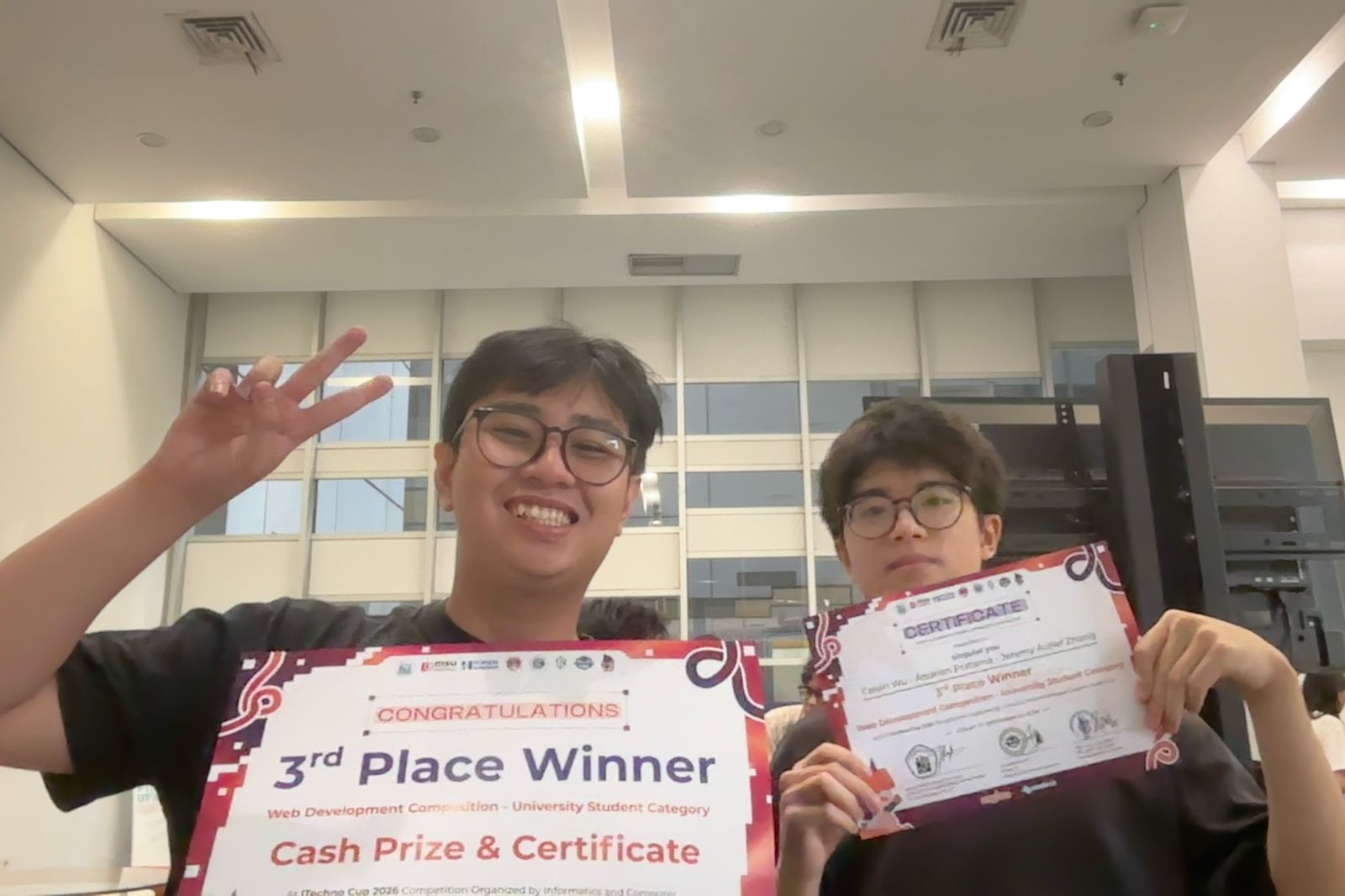 Anggota tim AERoute memegang papan penghargaan dan sertifikat 3rd Place Winner Web Development
