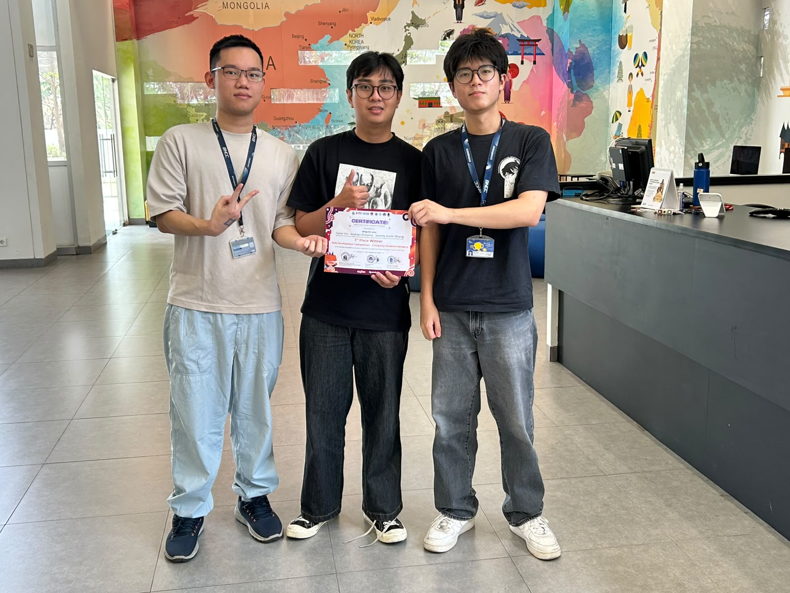 Tiga anggota tim AERoute bersama sertifikat juara 3 Web Development ITechno Cup 2026