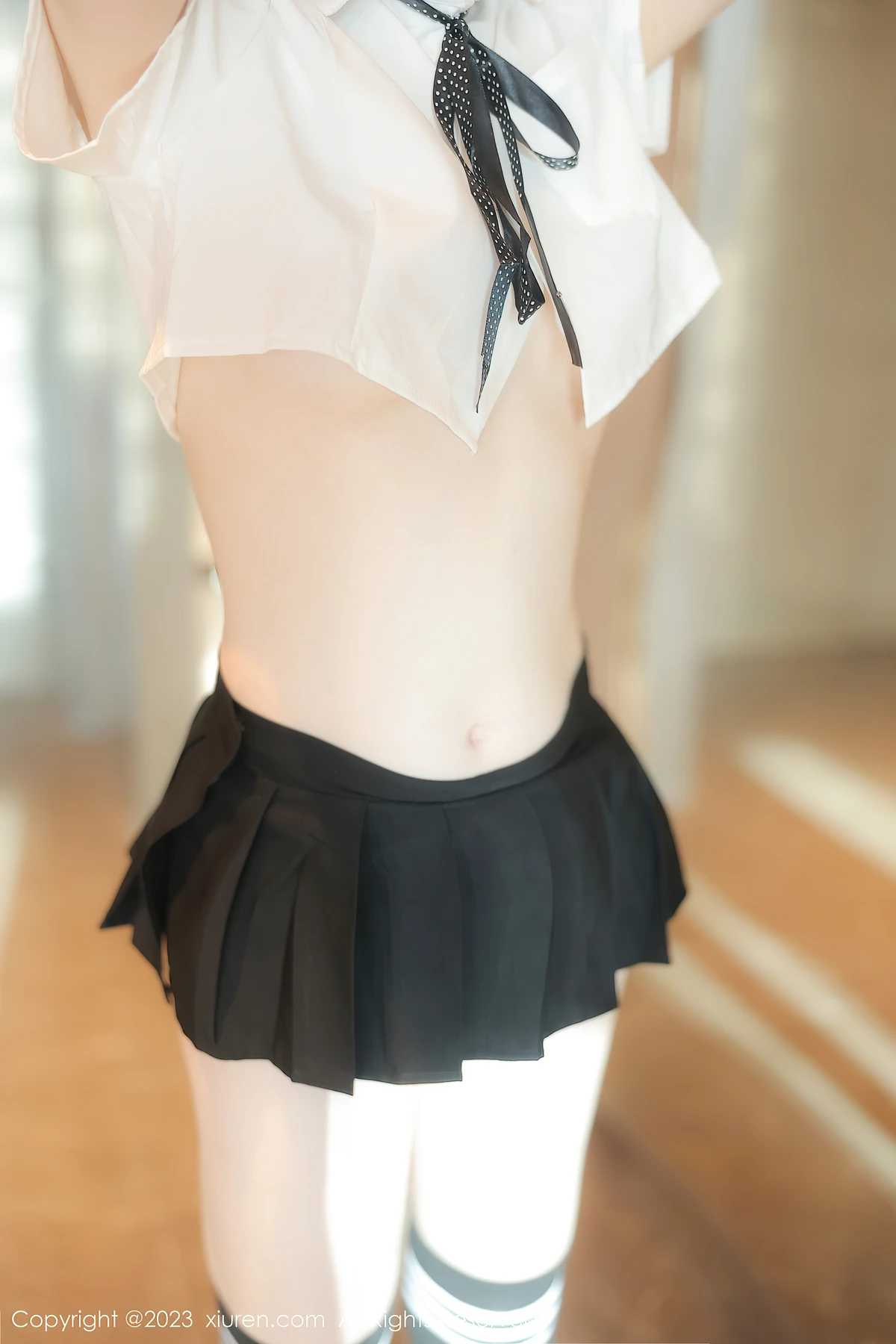 秀人网No.7534 林悠悠：短T+黑丝的纯欲杀！81P帧帧戳中少女心 - 1