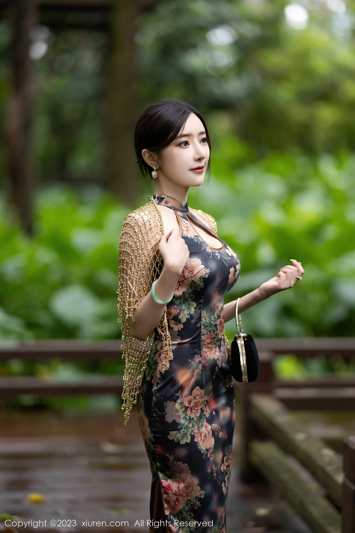 No.7495王馨瑶yanni：安吉旅拍81P！花纹旗袍裹不住的御姐魅力，解锁你的高光写真 - 1