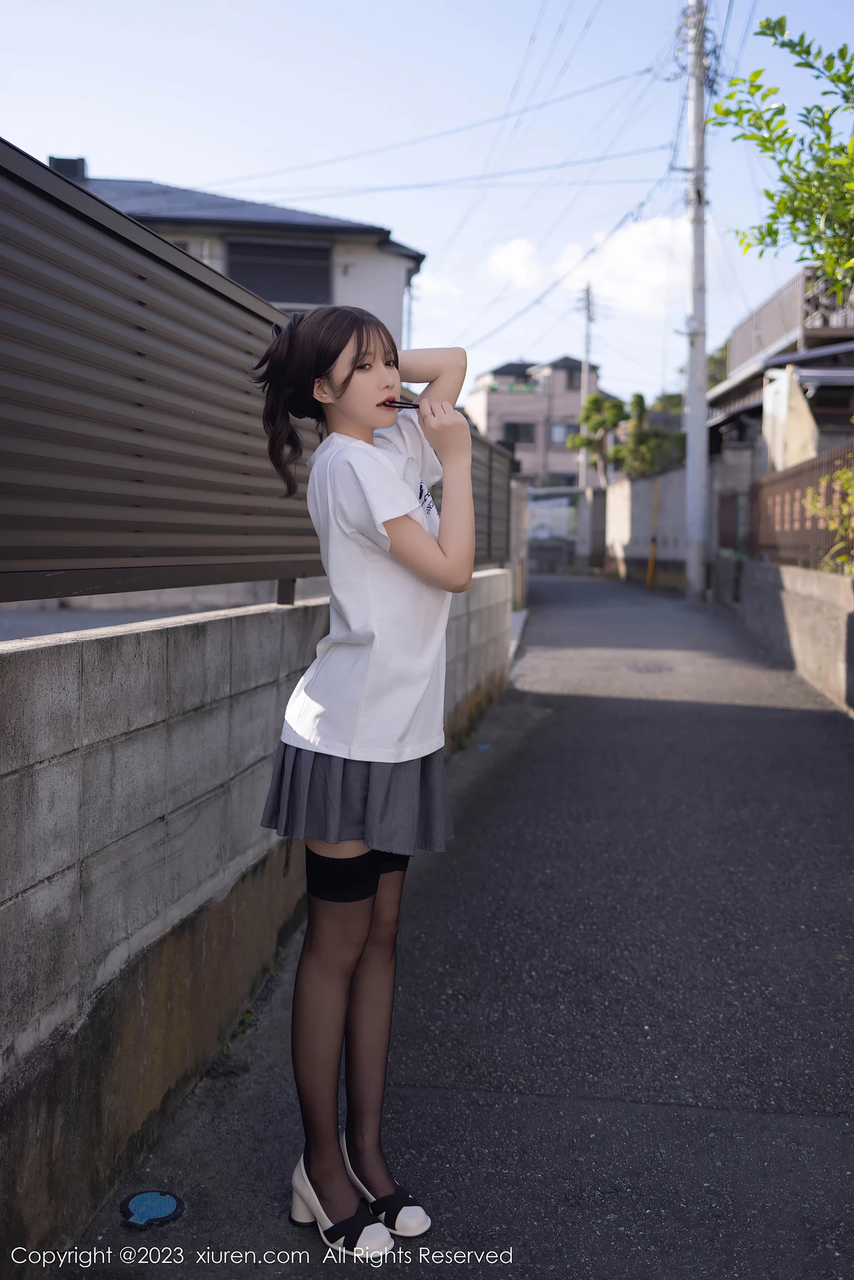 XiuRen No.7475 鱼子酱Fish 黑丝吊袜+白T短裙,DJ级魅惑写真拿捏全场! - 2