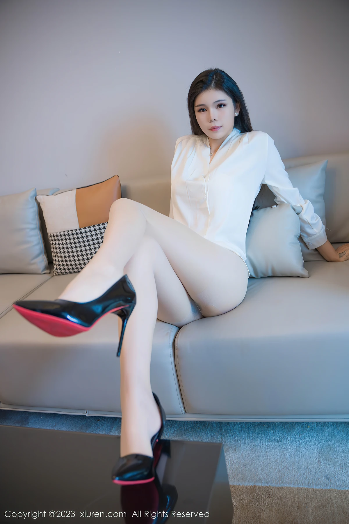 XiuRen No.7486 雪糕CiCi性感写真:白T短裙+丝袜美腿,解锁你的镜头魅力高光 - 3