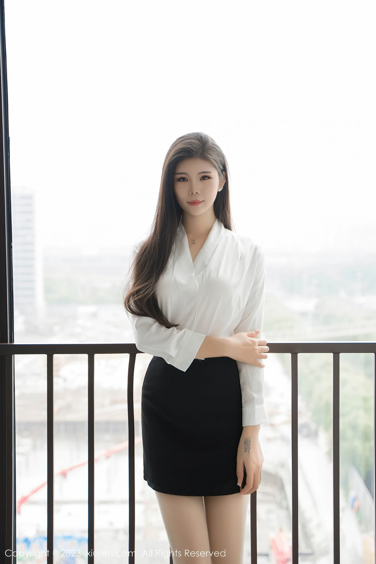 XiuRen No.7486 雪糕CiCi性感写真:白T短裙+丝袜美腿,解锁你的镜头魅力高光 - 5