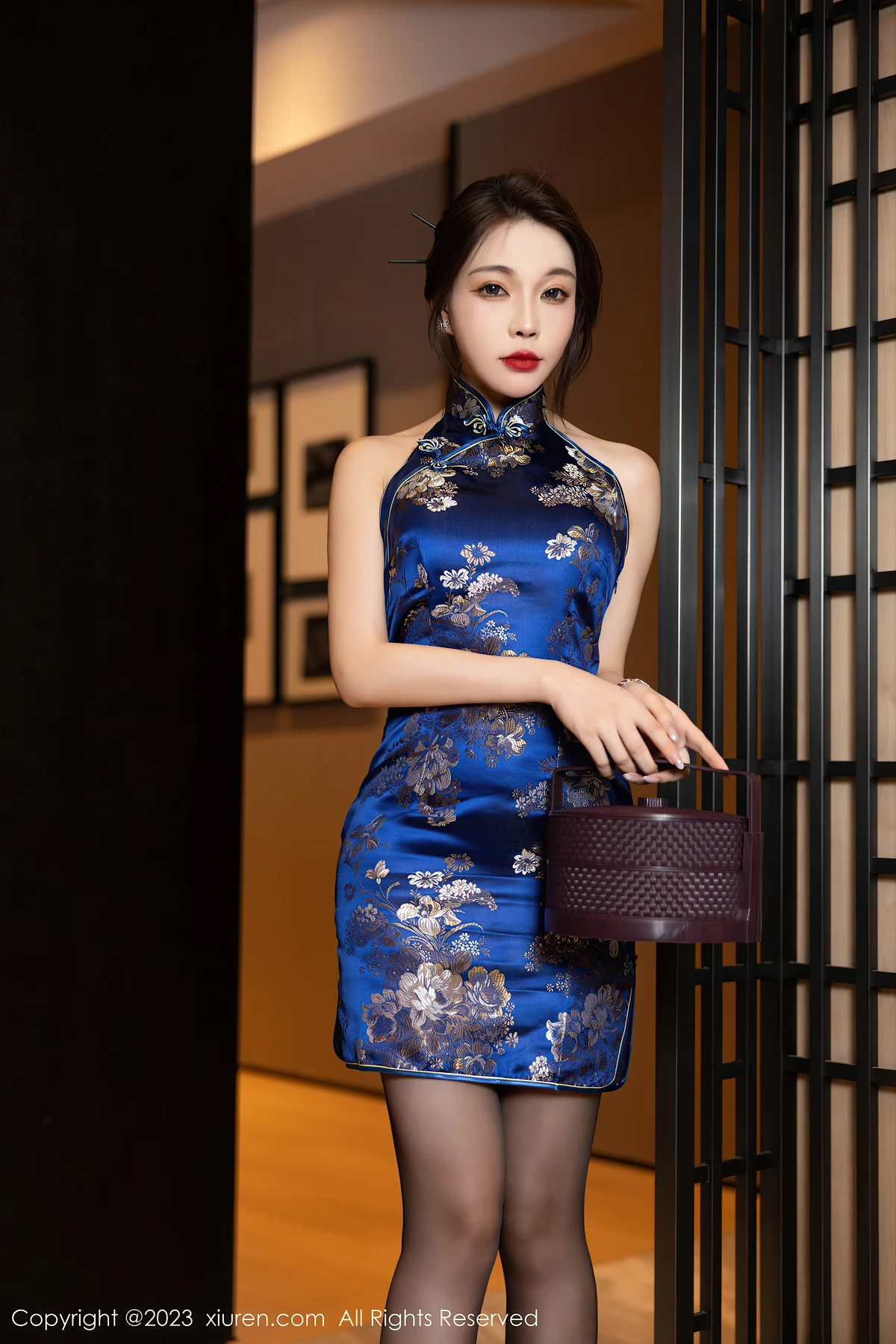 秀人网No.7453徐莉芝Booty：安吉旅拍91P，蓝色旗袍+黑丝解锁你的魅力高光 - 1