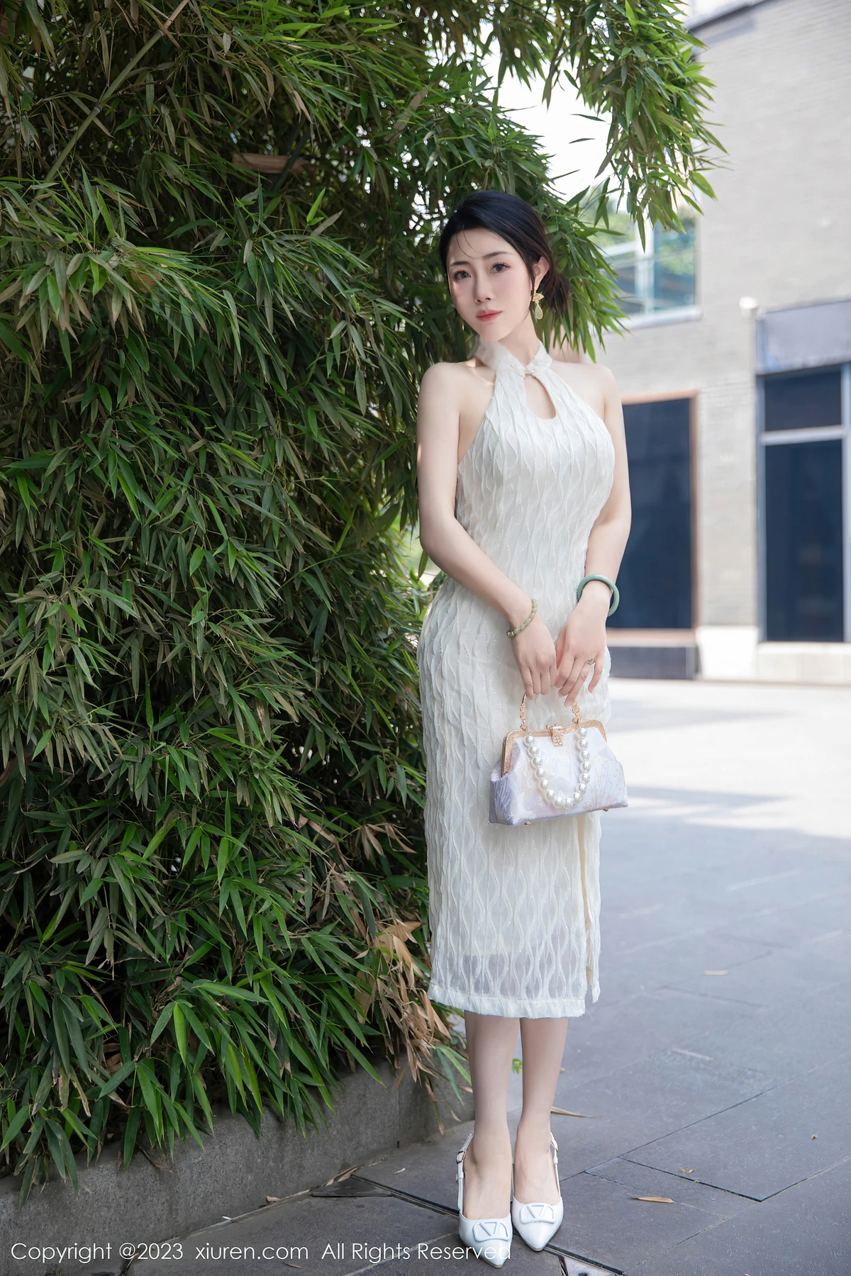 XiuRen No.7435 严利娅Yuliya：白色旗袍裹不住的曼妙曲线，71P写真解锁魅力高光 - 1