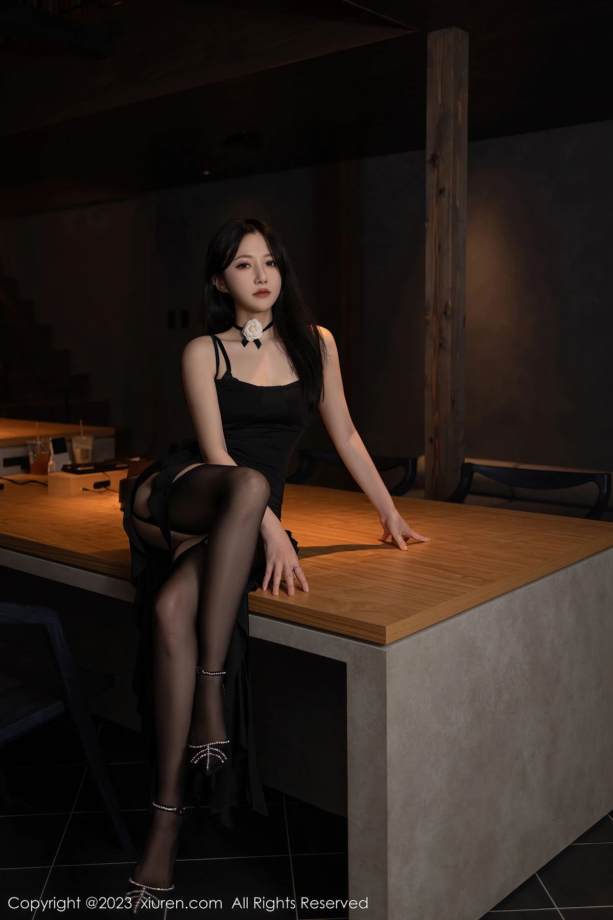 XiuRen No.7460 鱼子酱Fish日本旅拍：黑丝吊带裙藏不住的魅惑曲线，81P足量放送！ - 1