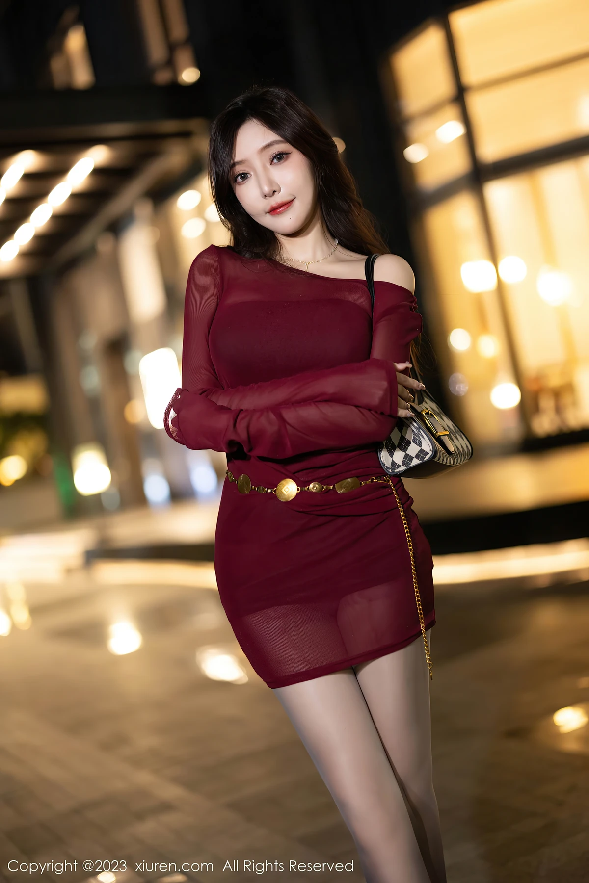 XiuRen No.7400 王馨瑶yanni安吉旅拍:红裙黑丝+魅惑内搭,解锁御姐级魅力暴击 - 2