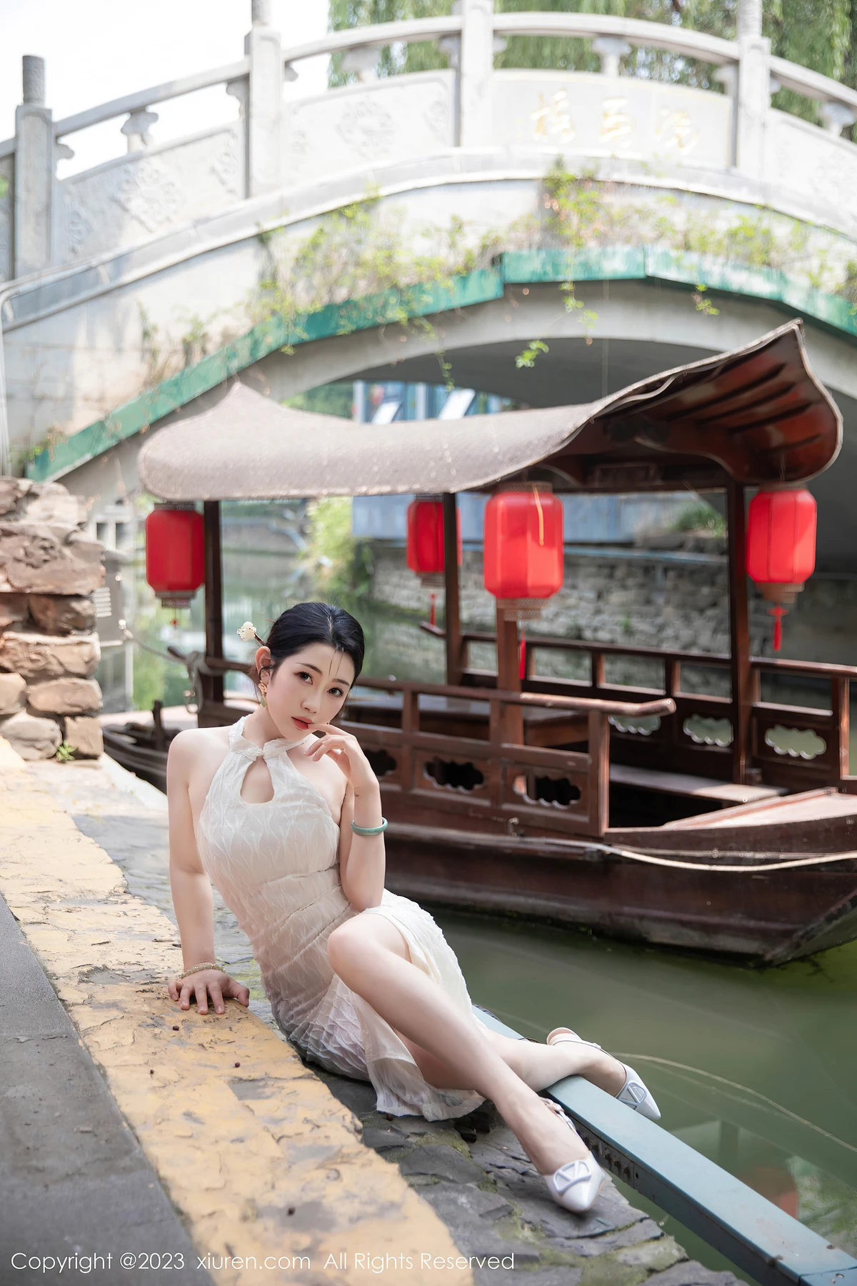 XiuRen No.7435 严利娅Yuliya：白色旗袍裹不住的曼妙曲线，71P写真解锁魅力高光 - 2