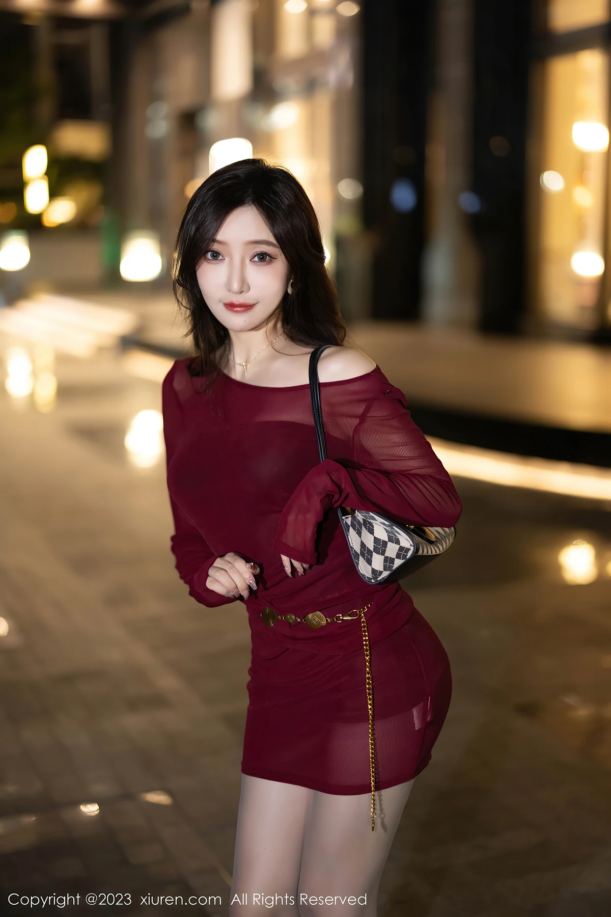 XiuRen No.7400 王馨瑶yanni安吉旅拍:红裙黑丝+魅惑内搭,解锁御姐级魅力暴击 - 3