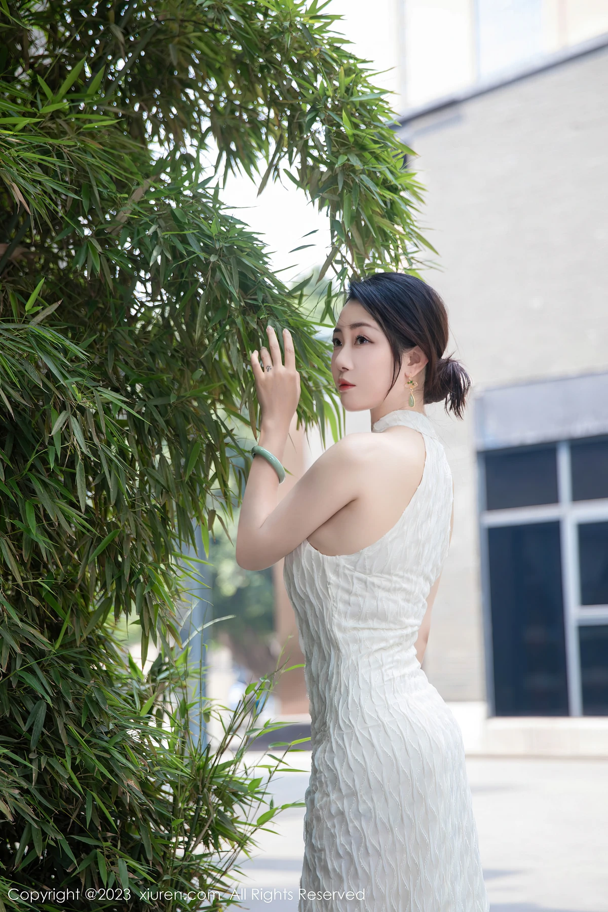 XiuRen No.7435 严利娅Yuliya：白色旗袍裹不住的曼妙曲线，71P写真解锁魅力高光 - 5