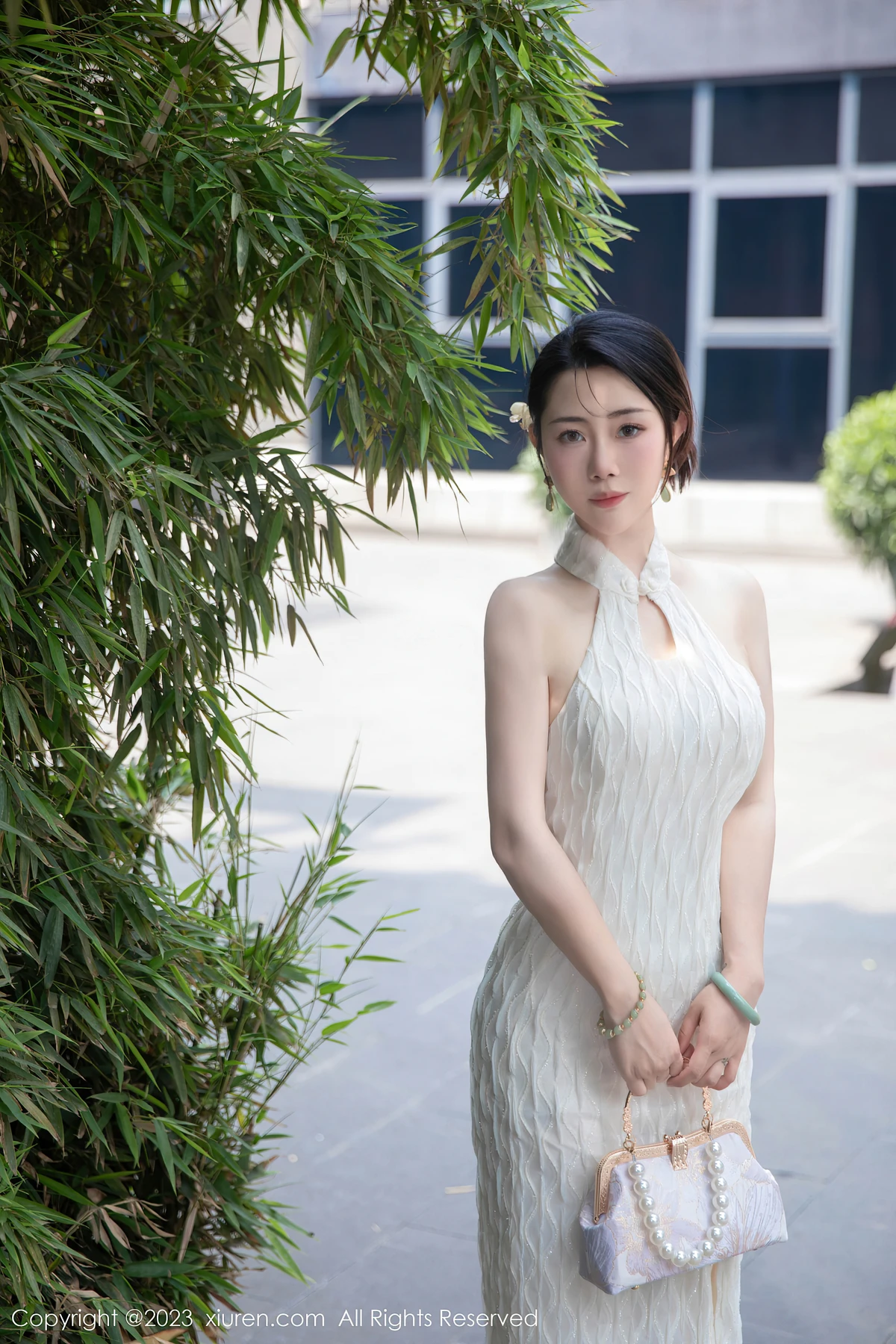 XiuRen No.7435 严利娅Yuliya：白色旗袍裹不住的曼妙曲线，71P写真解锁魅力高光 - 6