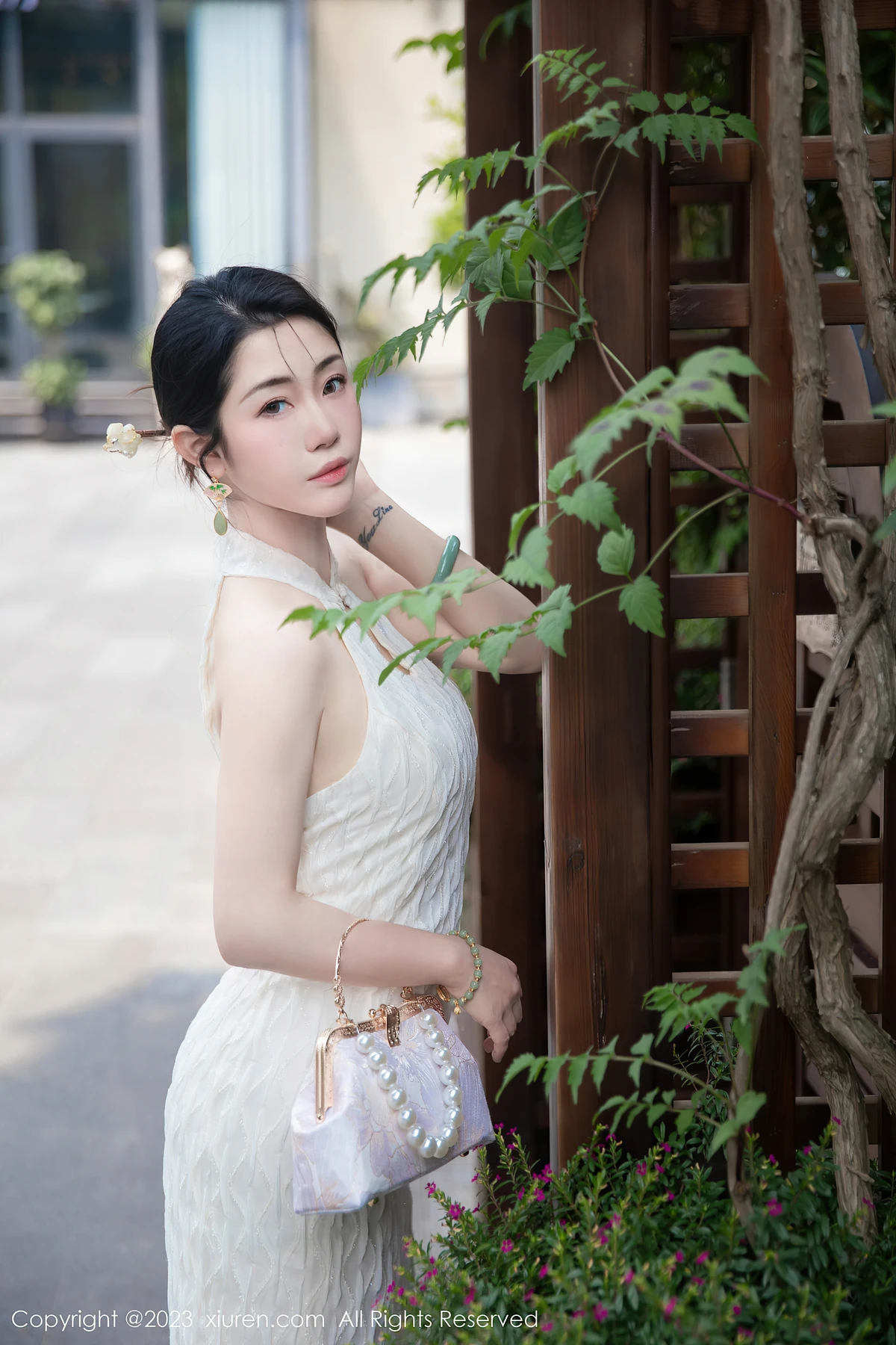 XiuRen No.7435 严利娅Yuliya：白色旗袍裹不住的曼妙曲线，71P写真解锁魅力高光 - 7