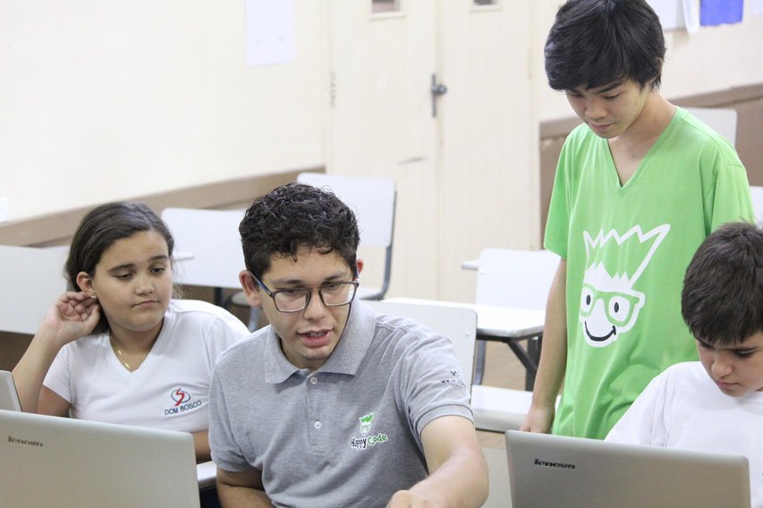 Foto de uma turma em oficina de robótica