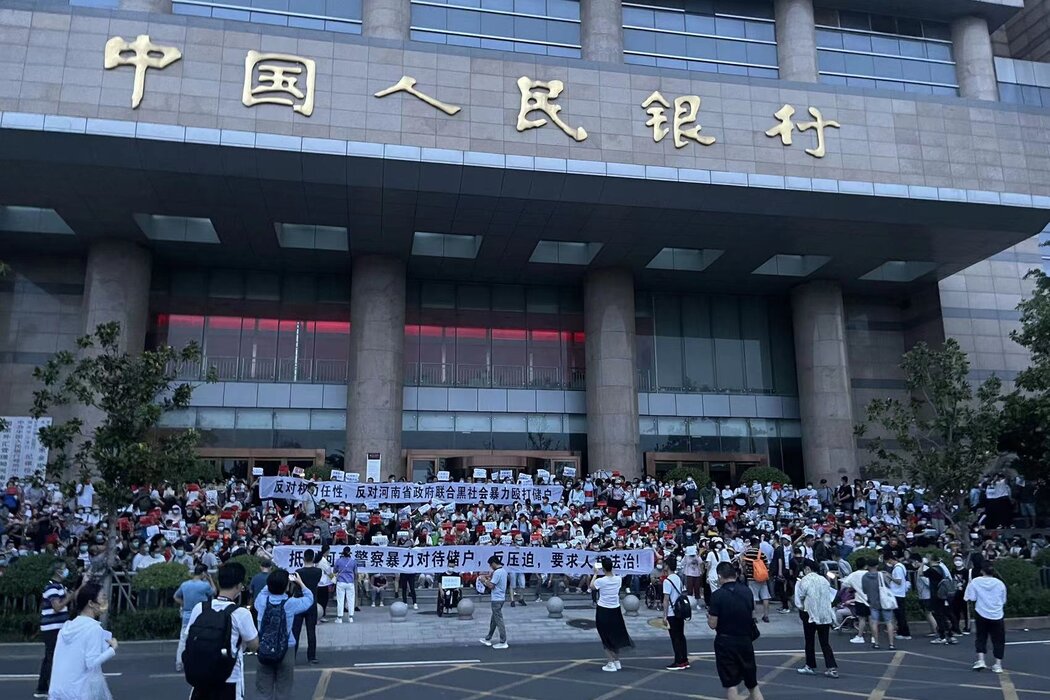 郑州的抗议者。身着便衣的保安袭击他们的视频和照片在网上流传，激起了人们对当局野蛮回应的愤怒。