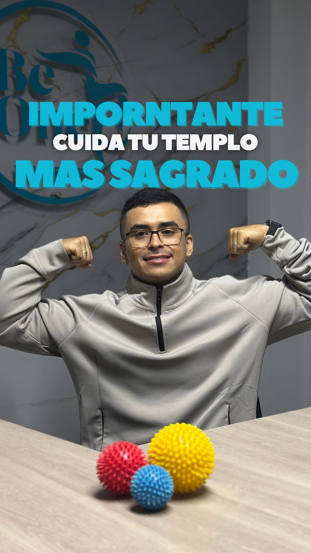 Profesional de Be One Fisio orientando una sesión de descarga muscular