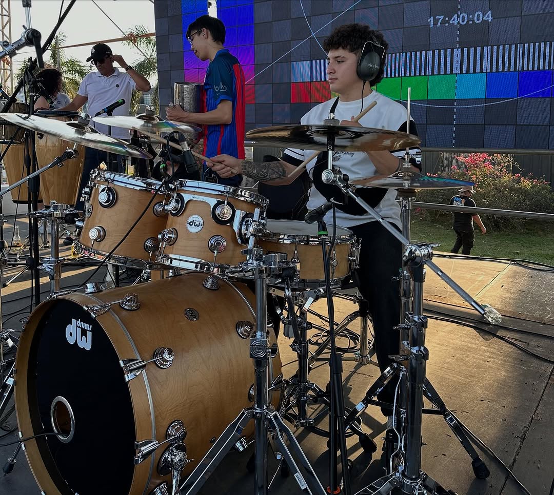 Camilo tocando batería en vivo
