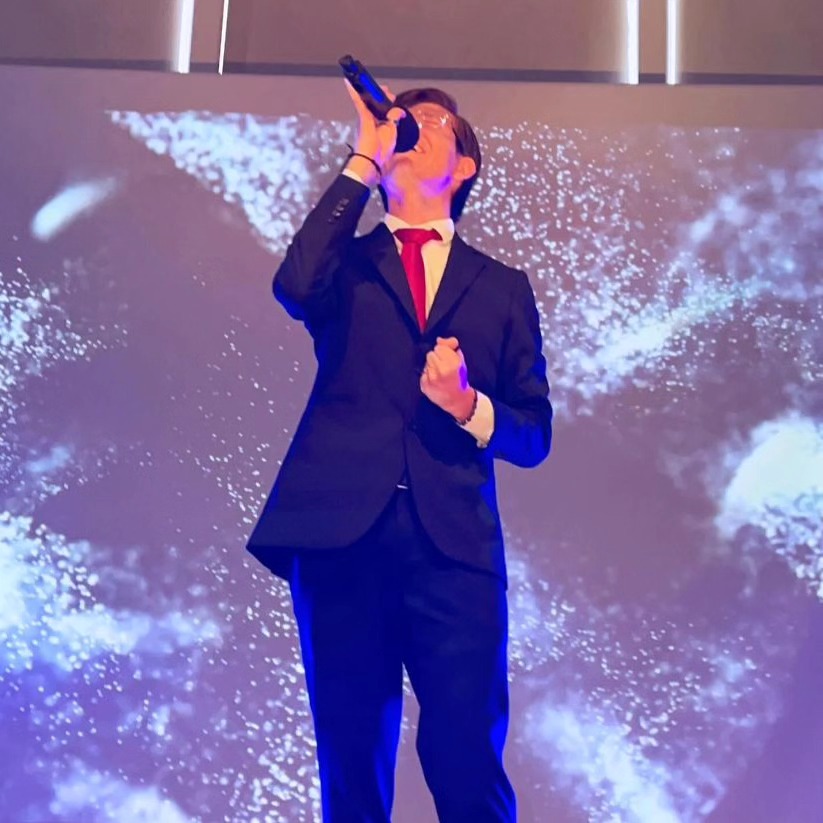 Cristian Erazo cantando en vivo