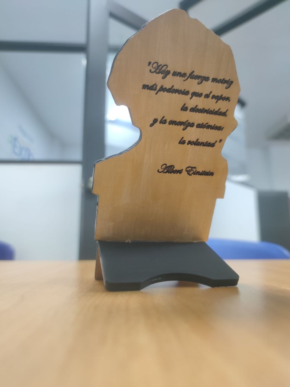 Portacelular Einstein reverso madera con frase grabada